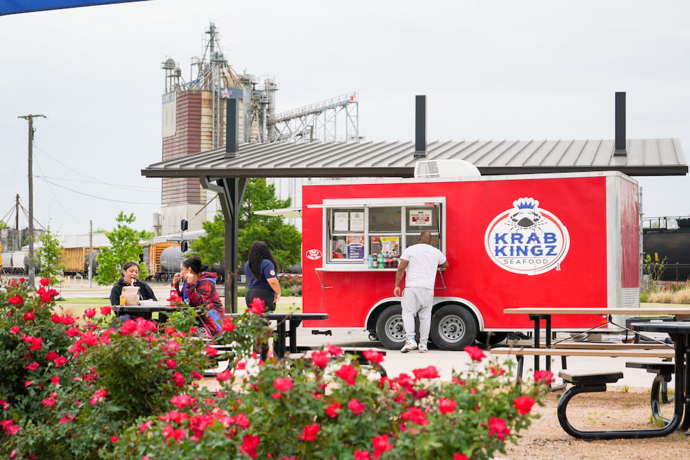 Krab Kingz food truck in Temple with man ordering and other people eating on benches.